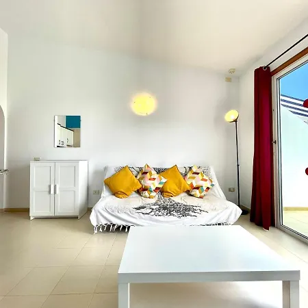 Apartment With Wifi, Pool, Close To The Shops And Restaurants In Tenerife South Apartment