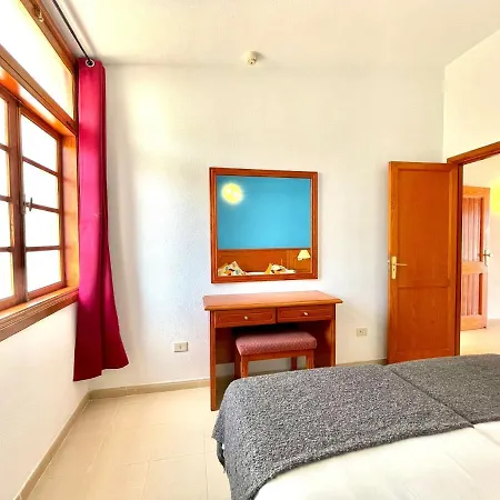 Apartment With Wifi, Pool, Close To The Shops And Restaurants In Tenerife South Apartment Costa Adeje (Tenerife)
